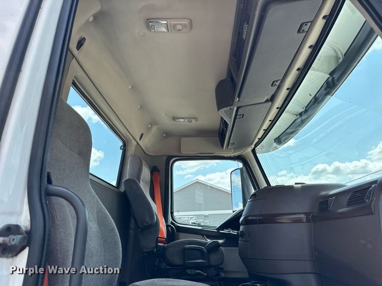 image for item DI9045 2017 Volvo VNM semi truck