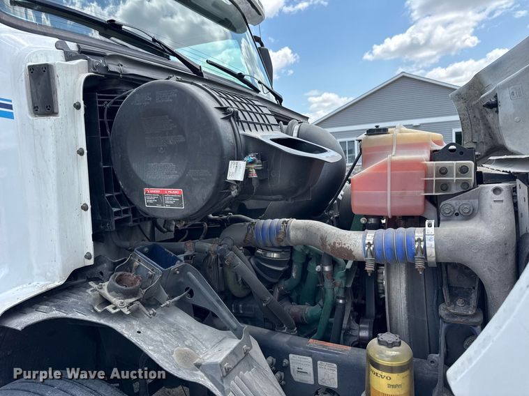 image for item DI9045 2017 Volvo VNM semi truck