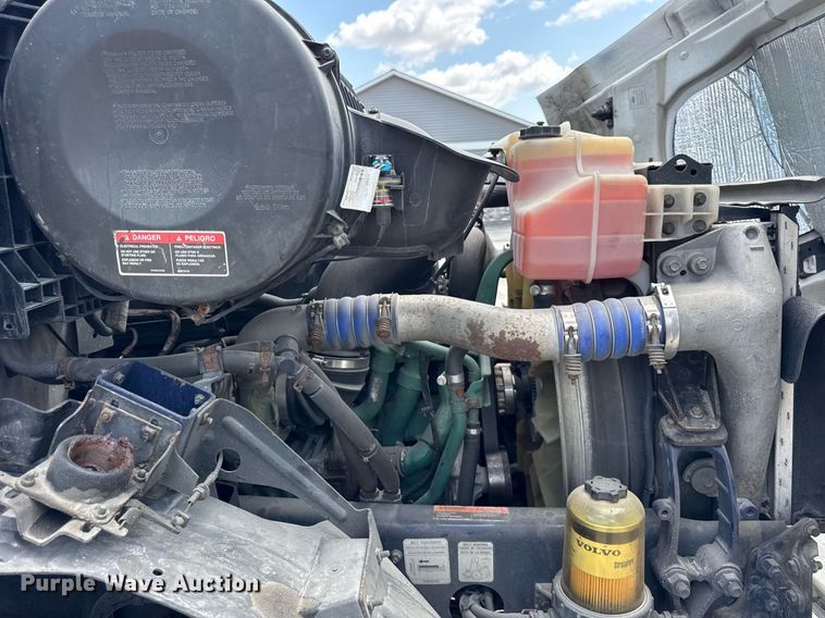 image for item DI9045 2017 Volvo VNM semi truck