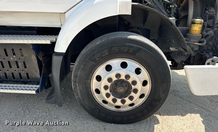 image for item DI9045 2017 Volvo VNM semi truck