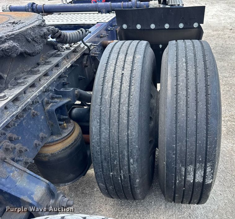 image for item DI9045 2017 Volvo VNM semi truck