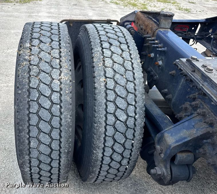 image for item DI9045 2017 Volvo VNM semi truck