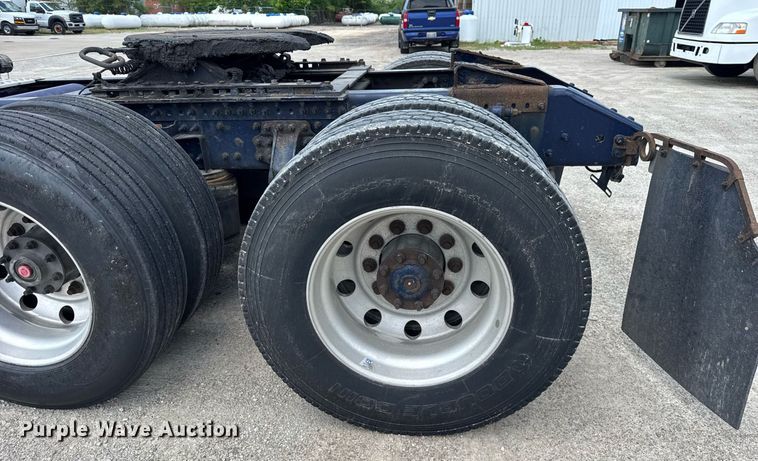 image for item DI9045 2017 Volvo VNM semi truck