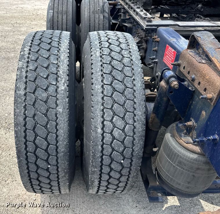 image for item DI9045 2017 Volvo VNM semi truck