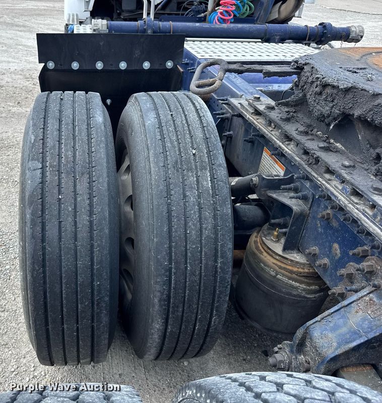 image for item DI9045 2017 Volvo VNM semi truck