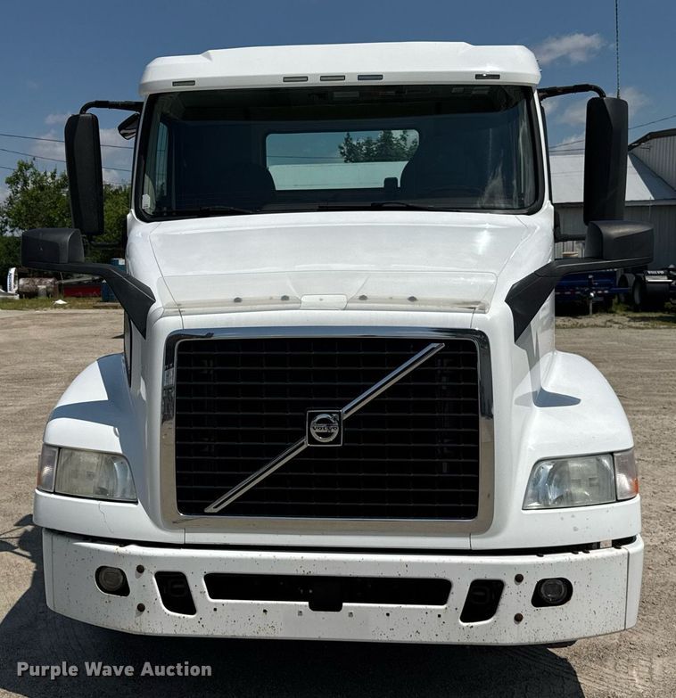 image for item DI9046 2017 Volvo VNM semi truck