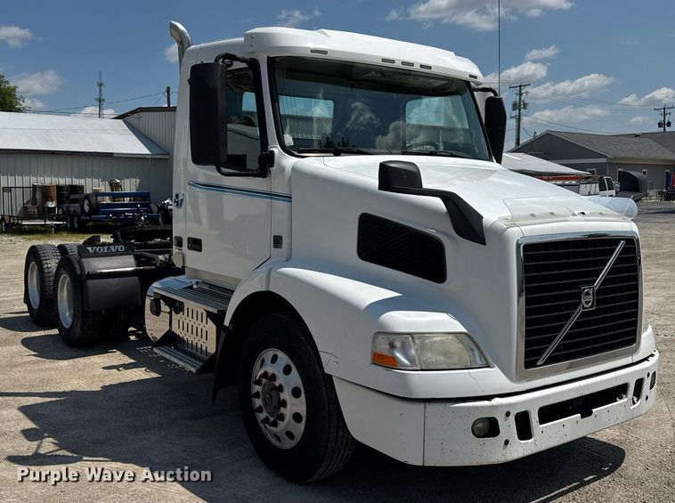 image for item DI9046 2017 Volvo VNM semi truck