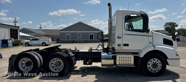 image for item DI9046 2017 Volvo VNM semi truck