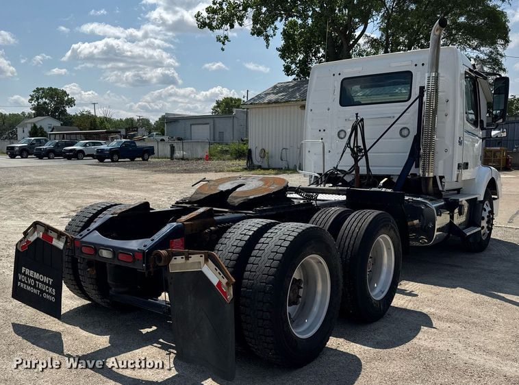 image for item DI9046 2017 Volvo VNM semi truck