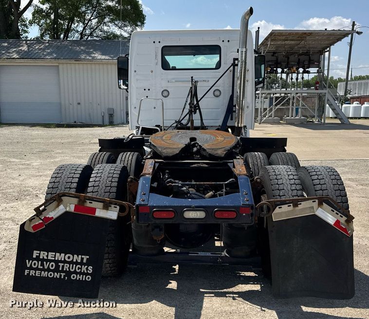 image for item DI9046 2017 Volvo VNM semi truck