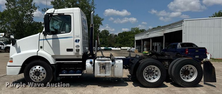 image for item DI9046 2017 Volvo VNM semi truck