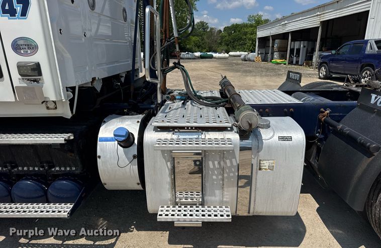 image for item DI9046 2017 Volvo VNM semi truck