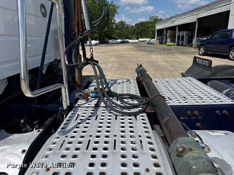 image for item DI9046 2017 Volvo VNM semi truck