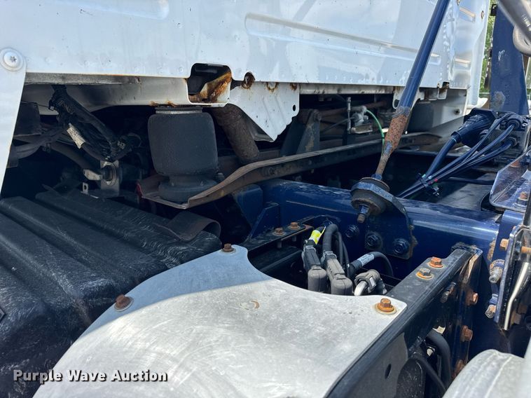 image for item DI9046 2017 Volvo VNM semi truck