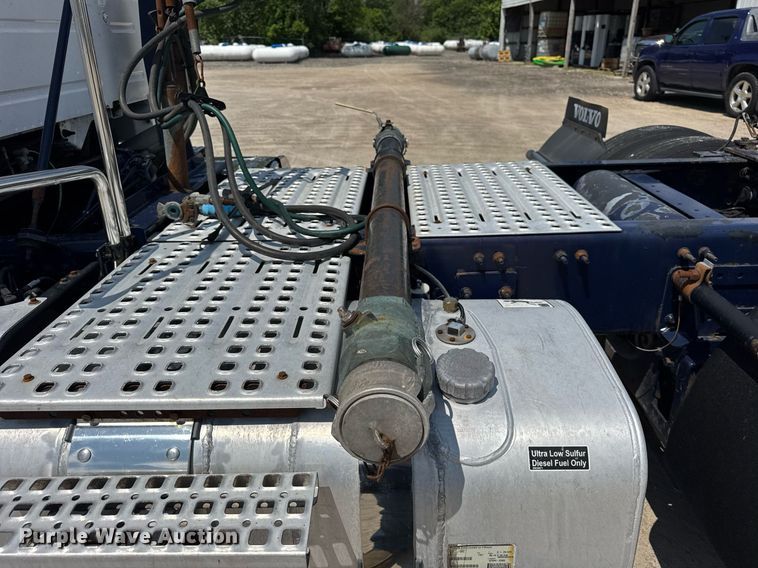 image for item DI9046 2017 Volvo VNM semi truck