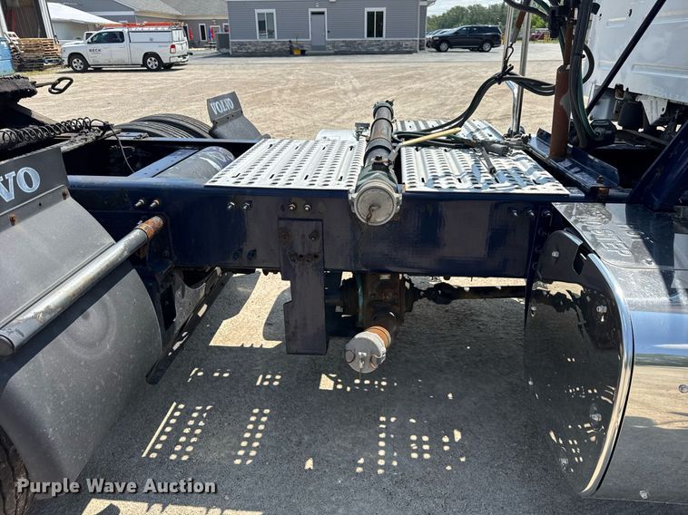 image for item DI9046 2017 Volvo VNM semi truck