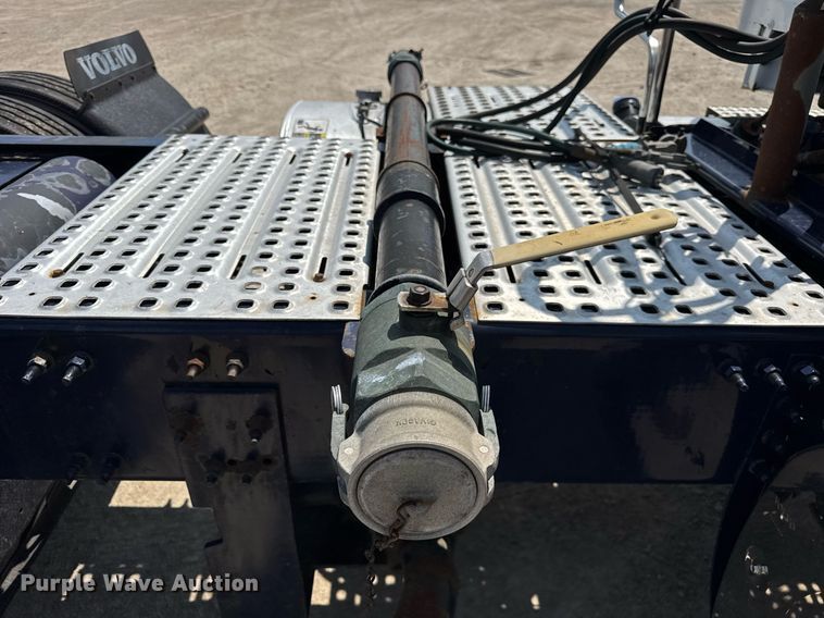 image for item DI9046 2017 Volvo VNM semi truck