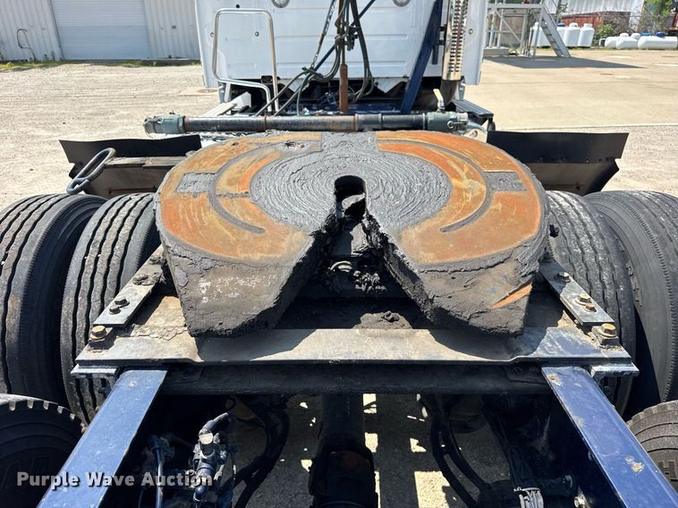 image for item DI9046 2017 Volvo VNM semi truck