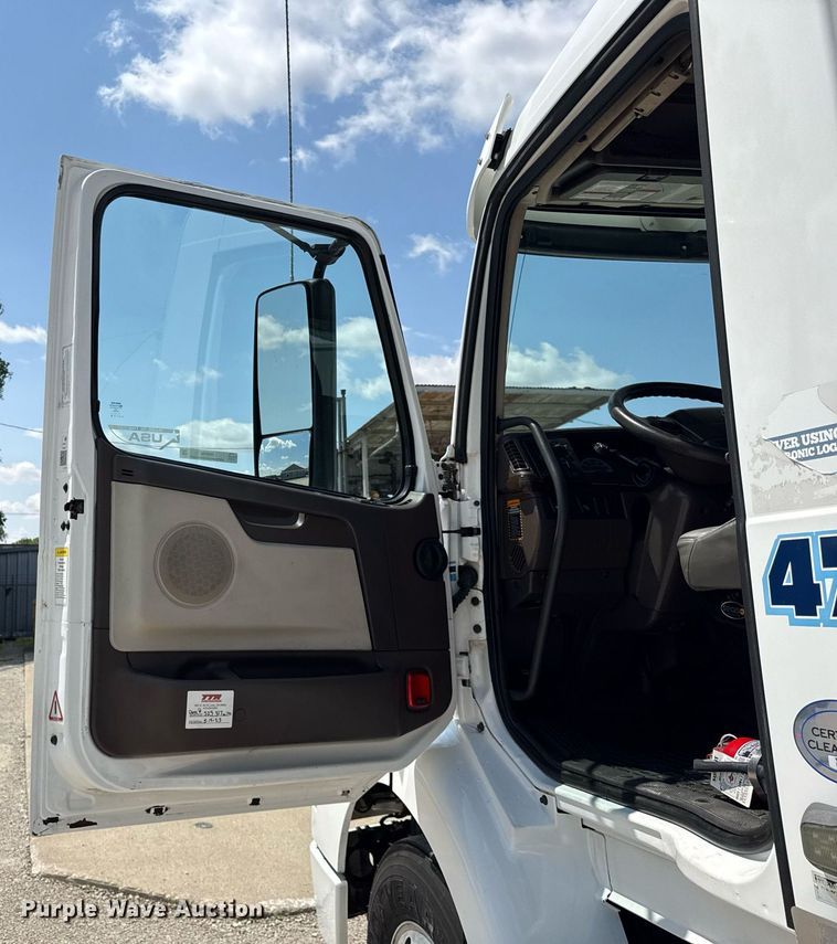 image for item DI9046 2017 Volvo VNM semi truck