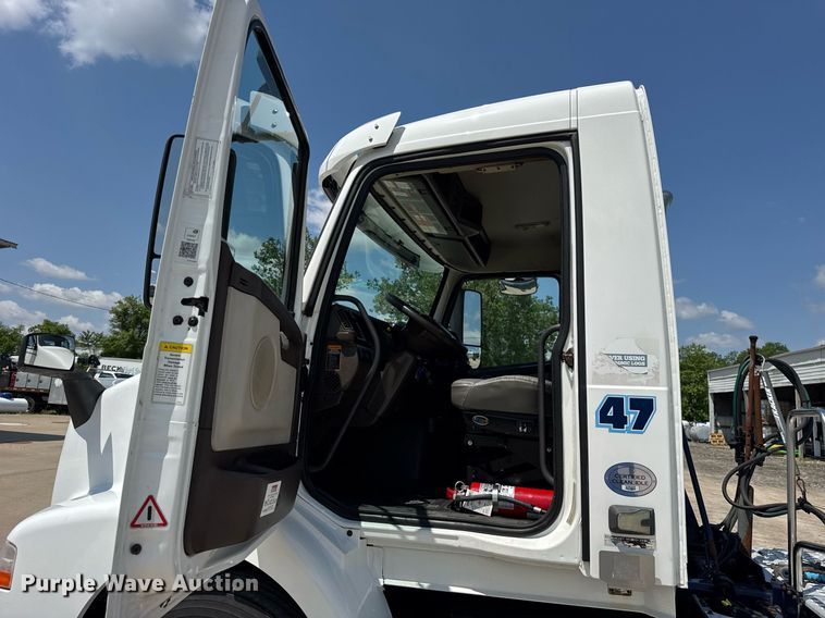 image for item DI9046 2017 Volvo VNM semi truck