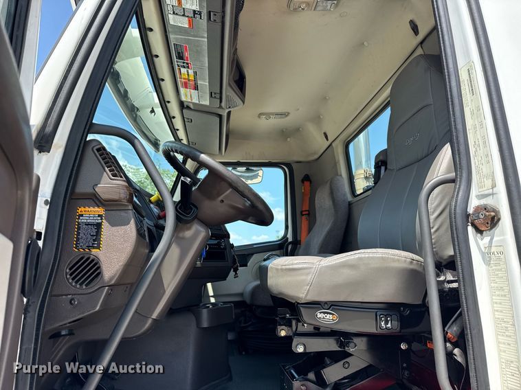 image for item DI9046 2017 Volvo VNM semi truck