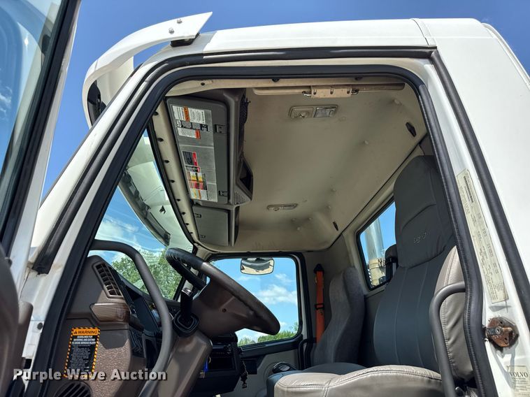 image for item DI9046 2017 Volvo VNM semi truck