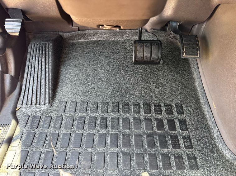 image for item DI9046 2017 Volvo VNM semi truck