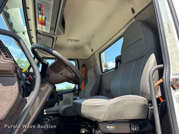 image for item DI9046 2017 Volvo VNM semi truck