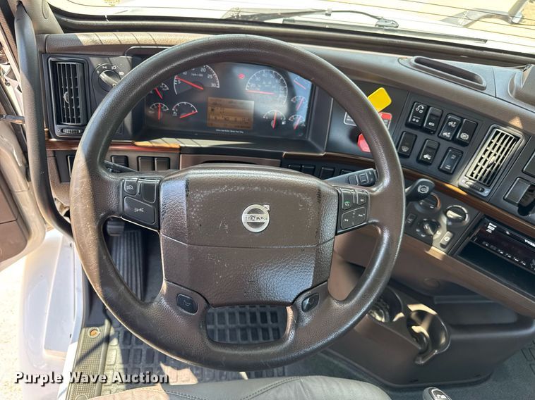 image for item DI9046 2017 Volvo VNM semi truck