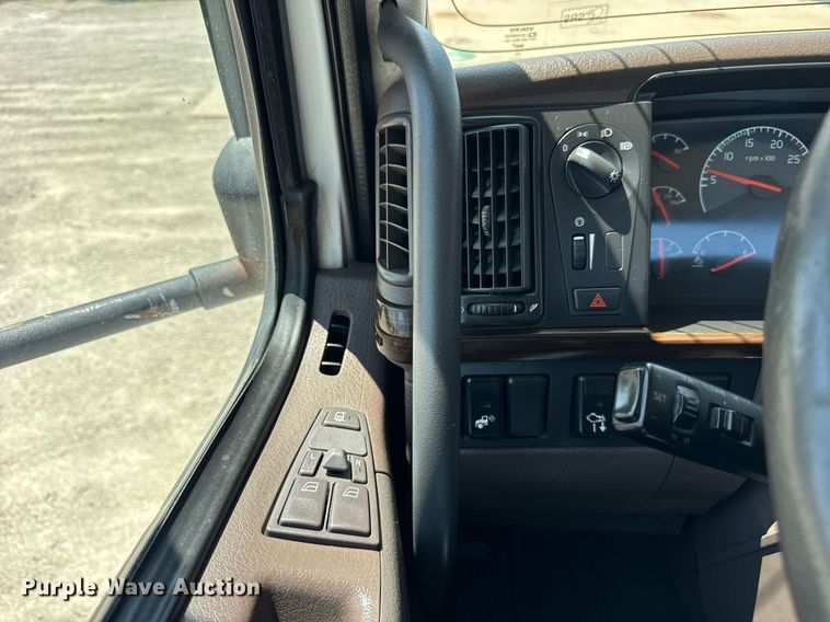 image for item DI9046 2017 Volvo VNM semi truck