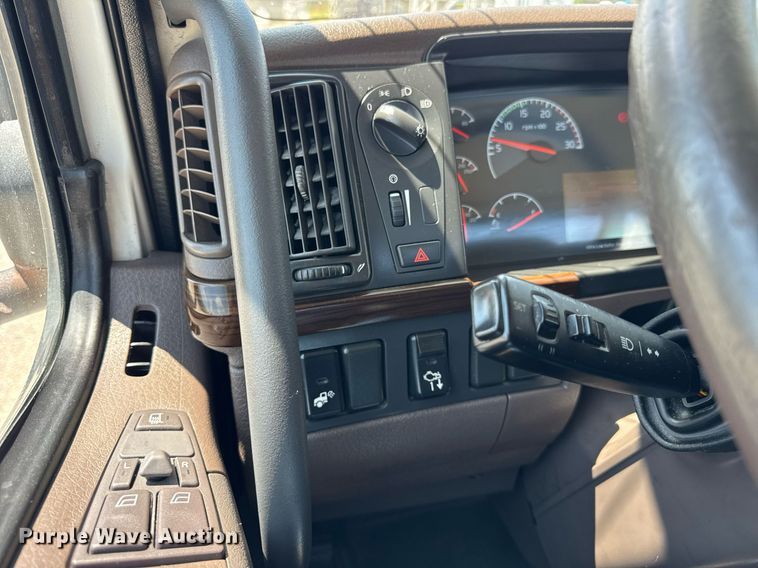 image for item DI9046 2017 Volvo VNM semi truck