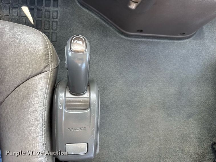 image for item DI9046 2017 Volvo VNM semi truck