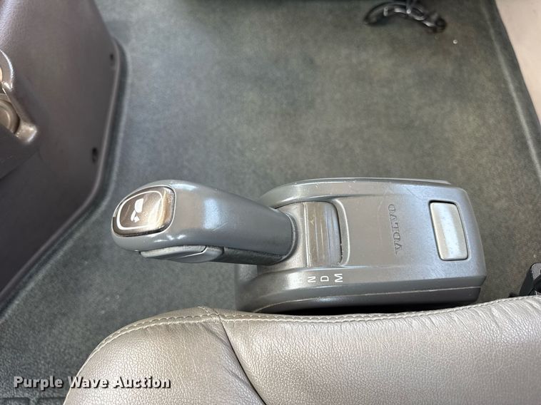 image for item DI9046 2017 Volvo VNM semi truck