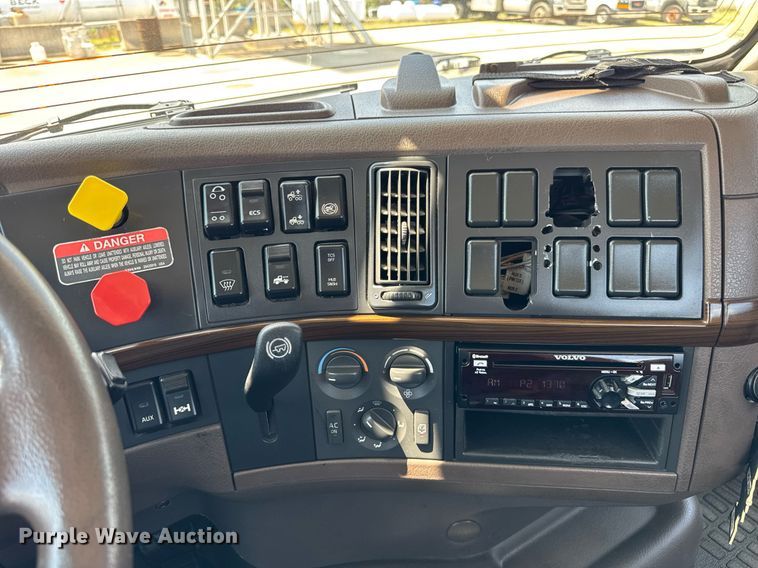 image for item DI9046 2017 Volvo VNM semi truck