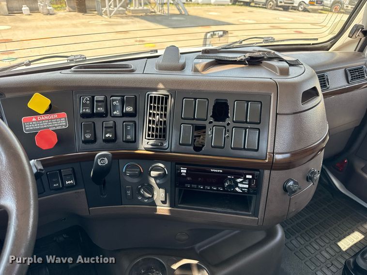 image for item DI9046 2017 Volvo VNM semi truck