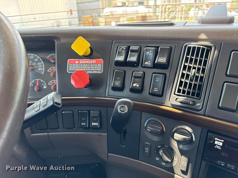 image for item DI9046 2017 Volvo VNM semi truck