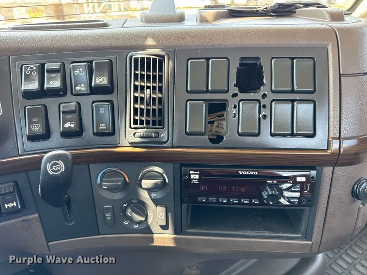 image for item DI9046 2017 Volvo VNM semi truck