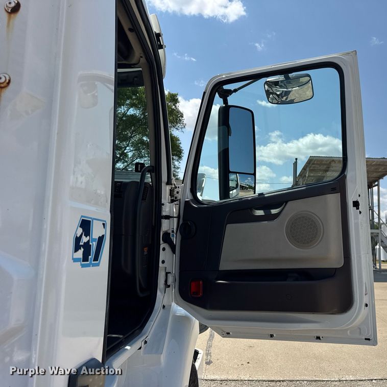 image for item DI9046 2017 Volvo VNM semi truck