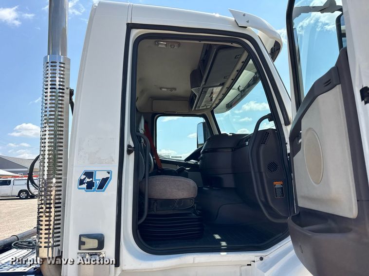 image for item DI9046 2017 Volvo VNM semi truck