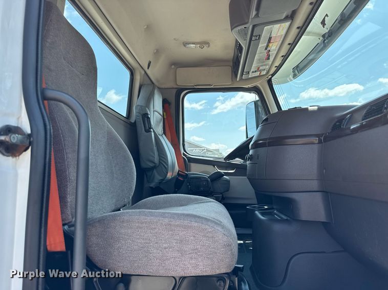 image for item DI9046 2017 Volvo VNM semi truck