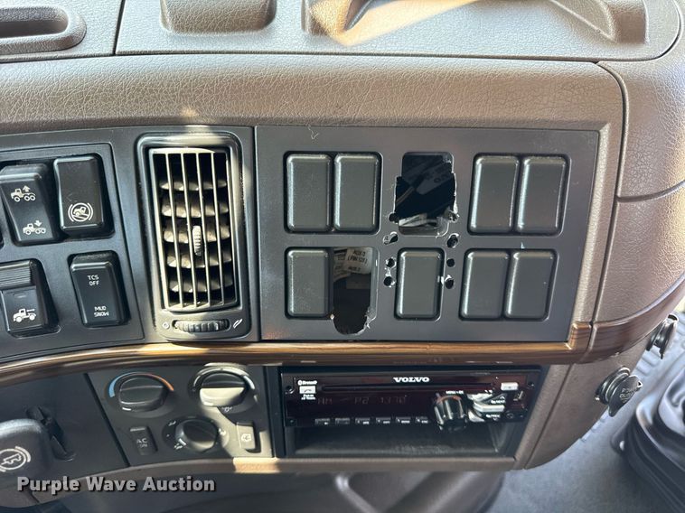 image for item DI9046 2017 Volvo VNM semi truck