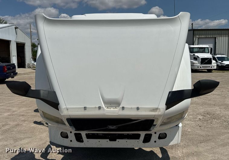 image for item DI9046 2017 Volvo VNM semi truck