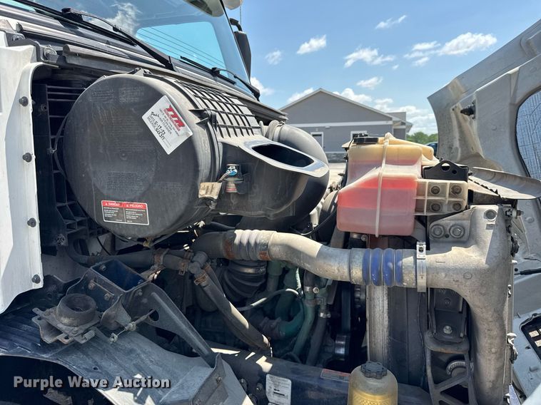 image for item DI9046 2017 Volvo VNM semi truck