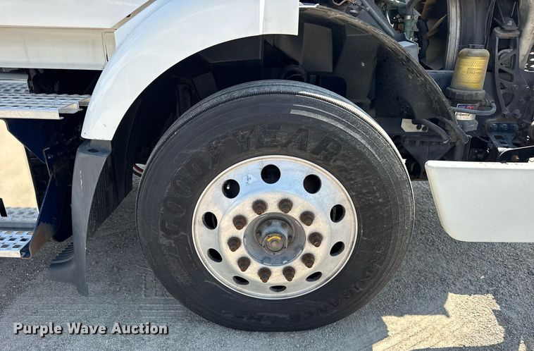 image for item DI9046 2017 Volvo VNM semi truck