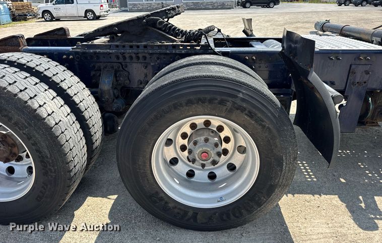 image for item DI9046 2017 Volvo VNM semi truck