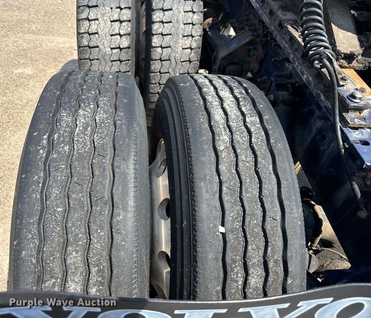 image for item DI9046 2017 Volvo VNM semi truck