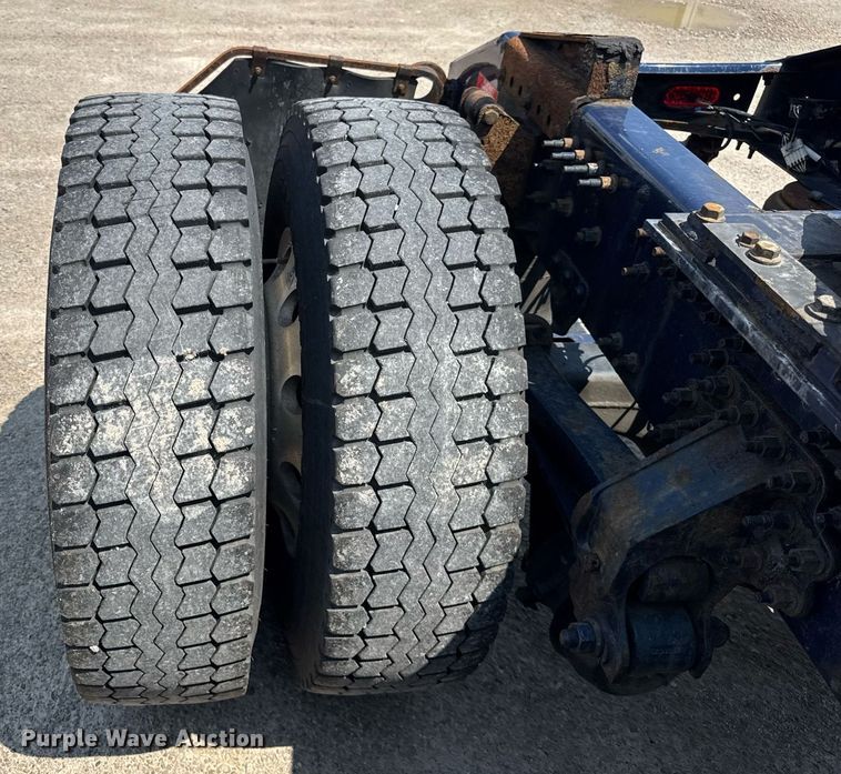 image for item DI9046 2017 Volvo VNM semi truck