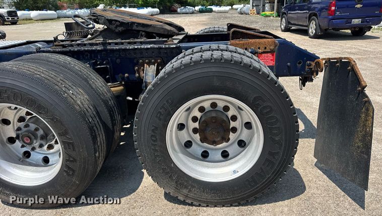 image for item DI9046 2017 Volvo VNM semi truck