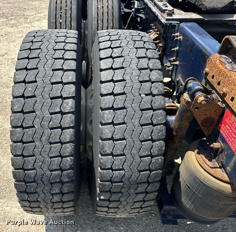 image for item DI9046 2017 Volvo VNM semi truck