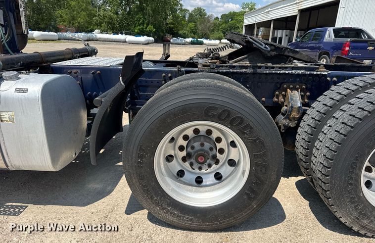 image for item DI9046 2017 Volvo VNM semi truck